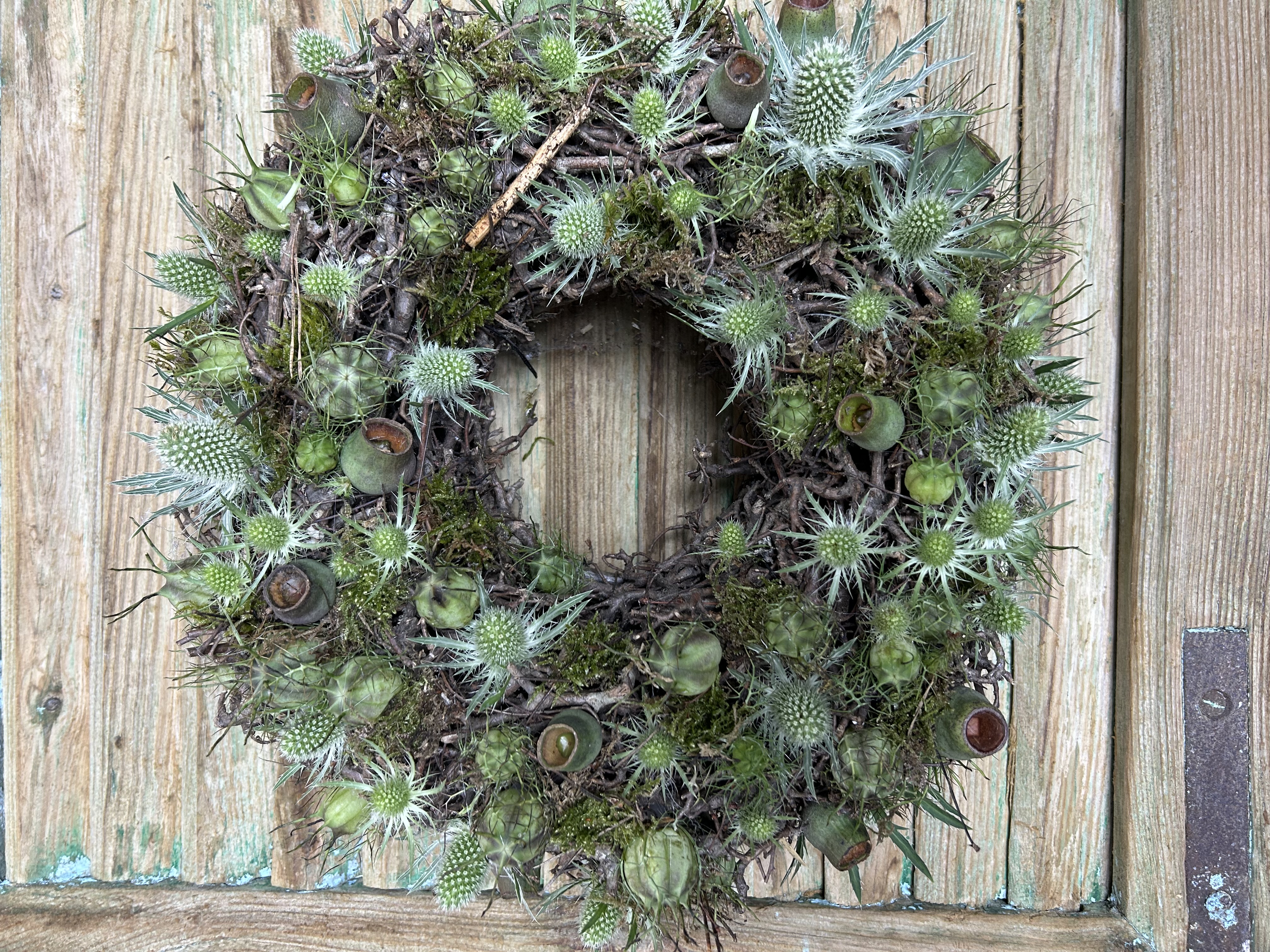 Bonsaikrans met distel, nigella’s en Eucalypbells