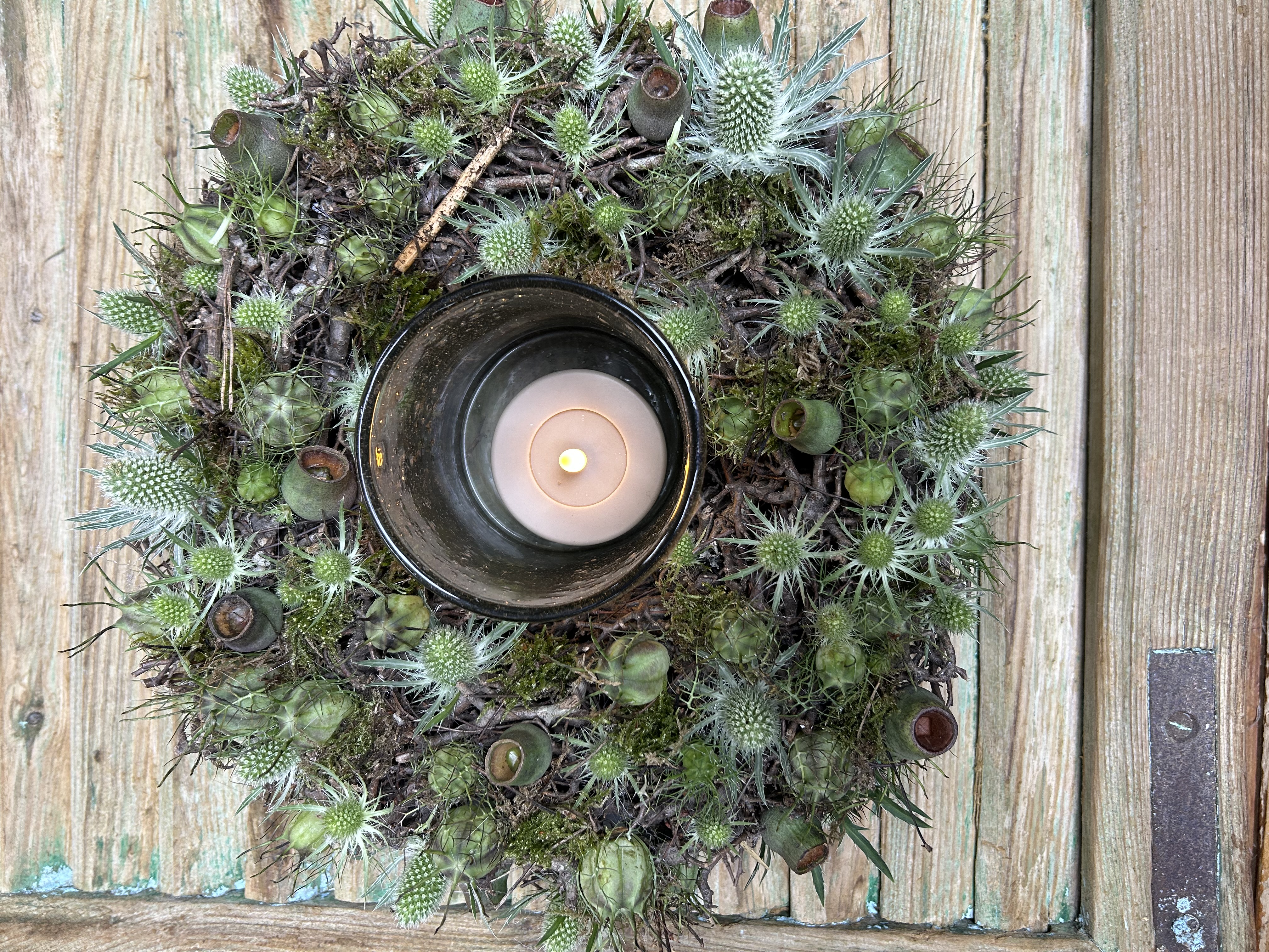 Bonsaikrans met distel, nigella’s en Eucalypbells