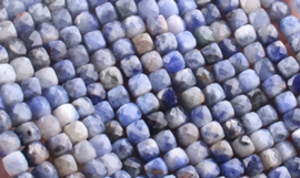 Natuursteen kralen 4mm facet cubes Sodaliet