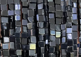 Natuursteen kralen cubes 4x4mm black agaat