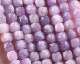 Matuursteen kralen cubes 4mm facet geslepen  lepidoliet