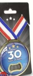 Medaille opener: Ik ben 30 geef me bier