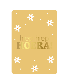 Ansichtkaart: Hiep hiep hoera + bloemen