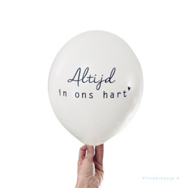 Witte ballon met de tekst 'Altijd in ons hart'
