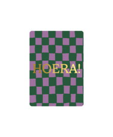 Cadeaukaart A7: Hoera + handdraw grid (Groen/Paars)