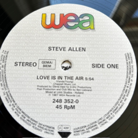 Steve Allen – Love Is In The Air