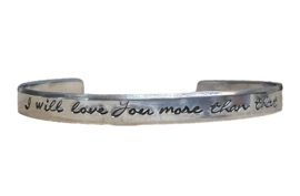 armband met geslagen tekst
