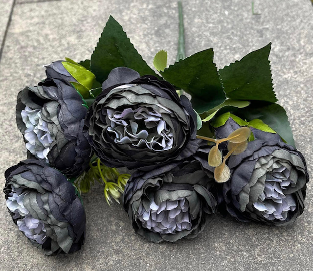 Pioen roosjes bosje van 5 roosjes zwart/grijs