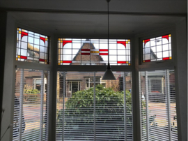 Nieuw glas-in-lood in erker