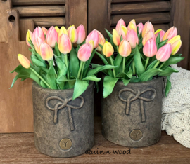 Brynxz planter with a bow