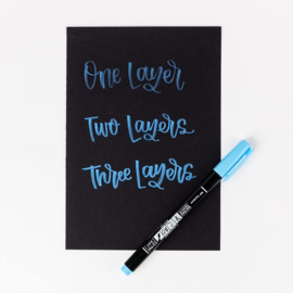 Tombow Brush Pen Fudenosuke Pastel  Licht Blauw ,  voor o.a.Zwart en Donker Papier / Karton