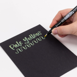 Tombow Brush Pen Fudenosuke Pastel  Geel, voor o.a. Zwart en Donker Papier / Karton