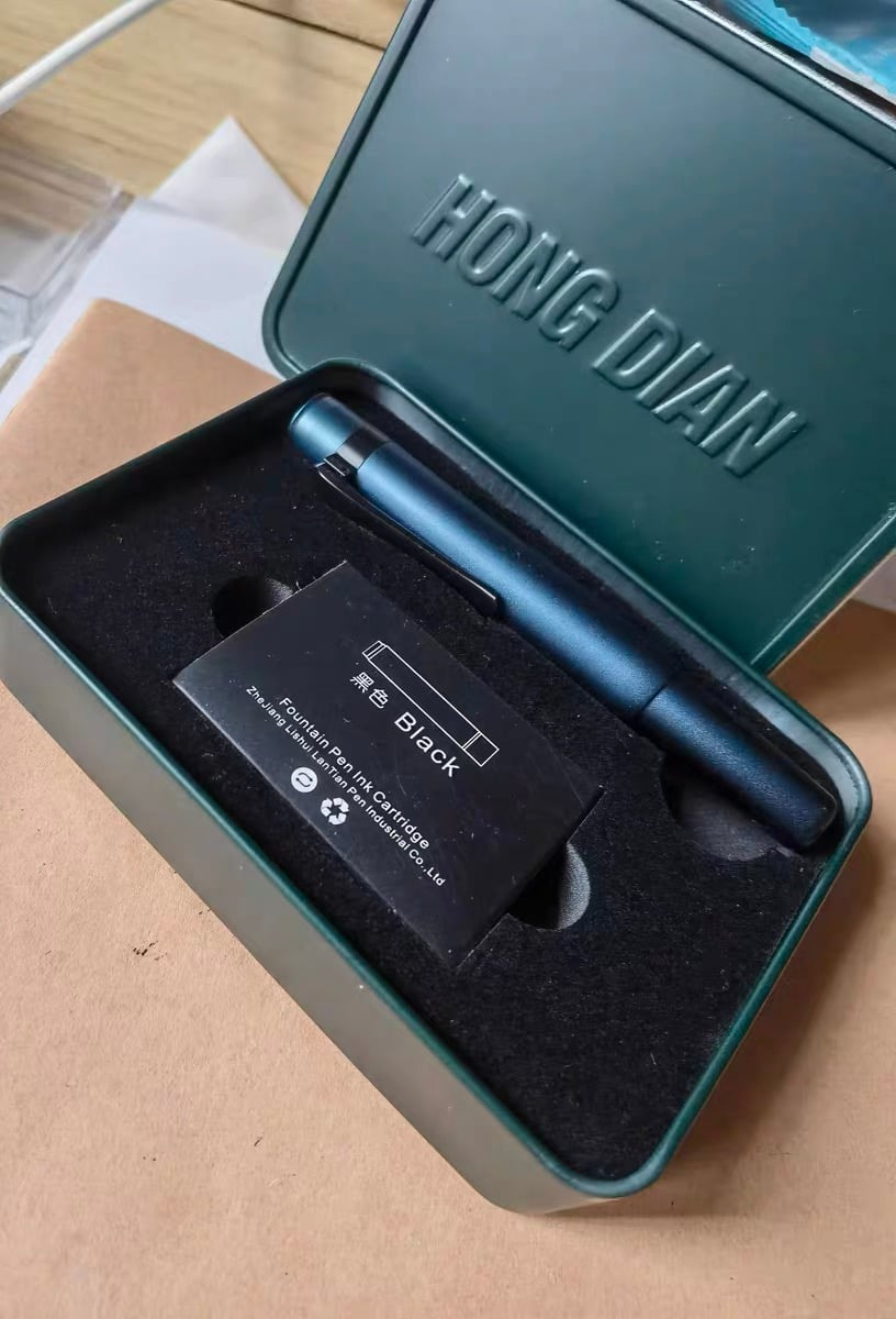 Hong Dian # M2 Mini Vulpen Fine Nib – Matte Midnight Blue – Limited Edition in Metal Box + 15 Ink Cartridges Kleur  Inkt: Zwart