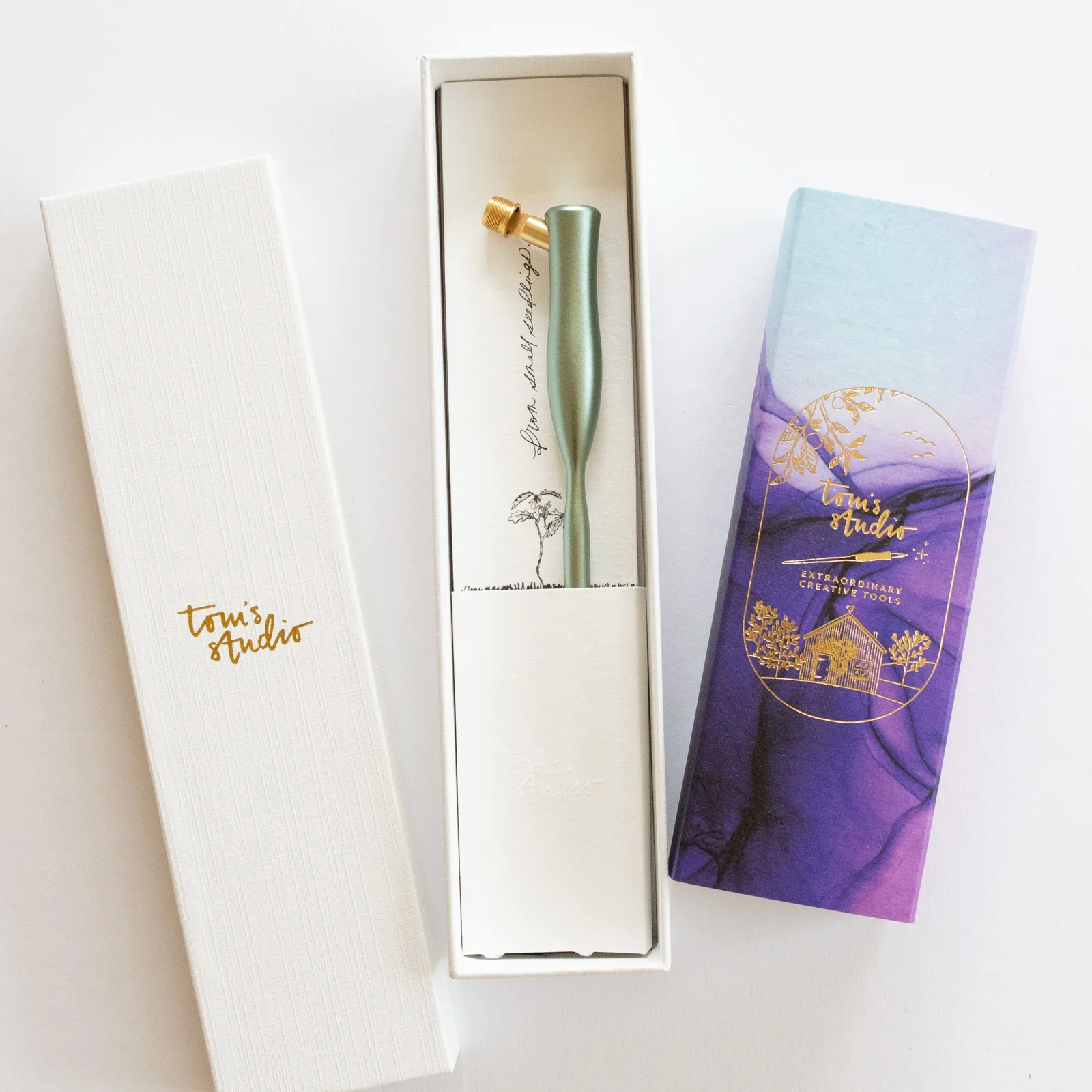 Tom's Studio Flourish Oblique Calligraphy Nib Pen Houder - Sage + Leonardt G Nib