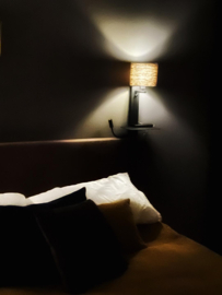 Uniek! Wandlamp Boekenhouder, usb en leeslamp in één. ( Bij 2 lampen, EUR20 korting)