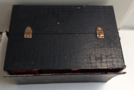 8-track opberg koffer - 8-track case zwart - rood velvetachtige  binnenkant - 72 tapes