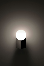 Pujol Lighting wandlamp Cub, zwart met glasbol