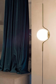 Faro vloer-hanglamp Le vita led, goud met opaal glas