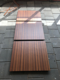 Teak zwarte bies