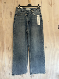 Jeans scheve knoop
