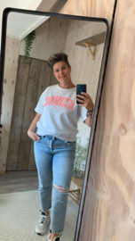 trui met letters grijs "Iconic