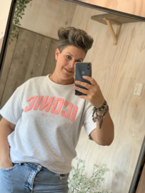 trui met letters grijs "Iconic