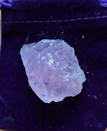 Amethyst Ruw in velours buideltje