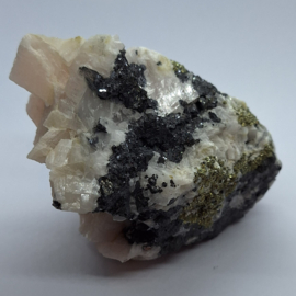 Mangano Calciet cluster met pyriet en sfaleriet.