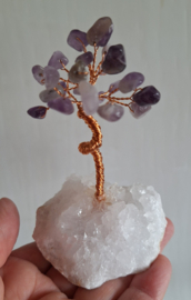 Amethyst boompje op bergkristal voet