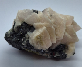 Mangano Calciet cluster met pyriet en sfaleriet.
