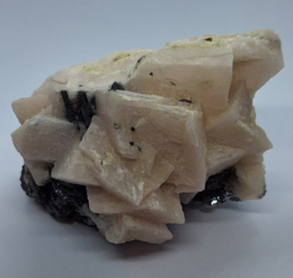 Mangano Calciet cluster met pyriet en sfaleriet.
