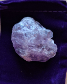 Amethyst Ruw in velours buideltje