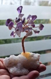Amethyst boompje op bergkristal voet