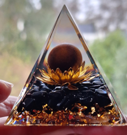 Orgonite Piramide Zwarte Tourmalijn lotusbloem