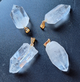 Bergkristal hangertje ruw - goudkleurig oogje