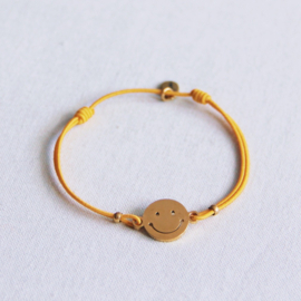 Elastisch armbandje met smiley - geel/goud