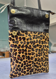 Crossbody  Model Rikkie harige panterprint & zwart
