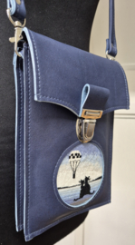 Telefoontasje L borduur katjes aan zee 01