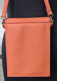 Telefoontasje  XL oranje met reliëf pootje