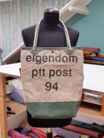 Shopper van gebruikte postzak en leer