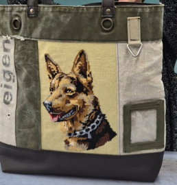 Plunje/ Post shopper met Herder (borduurwerk)