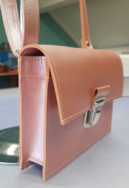 Crossbody model Loesje