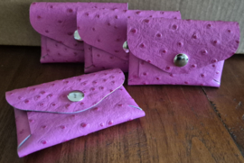 Hard roze struisvogelprint