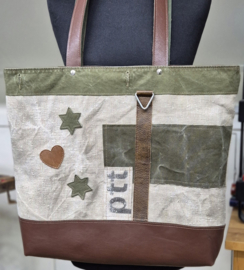 Plunje/ Post shopper met 2  ruwhaar teckels