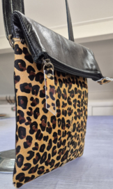 Crossbody  Model Rikkie harige panterprint & zwart