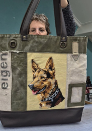 Plunje/ Post shopper met Herder (borduurwerk)