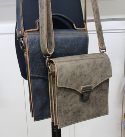 Crossbody Model Teun (de broer van Aart)