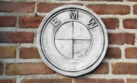 Betonnen beeldje: BMW Logo