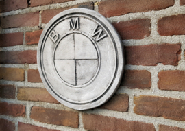 Betonnen beeldje: BMW Logo
