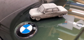 Betonnen beeldje: BMW 02